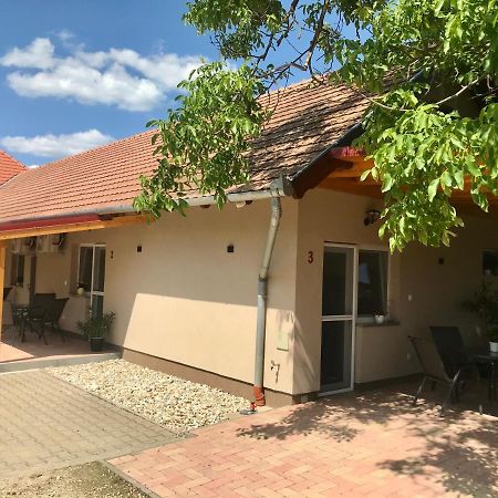 Lena Vendeghaz Hotel Balatonbereny Exterior photo