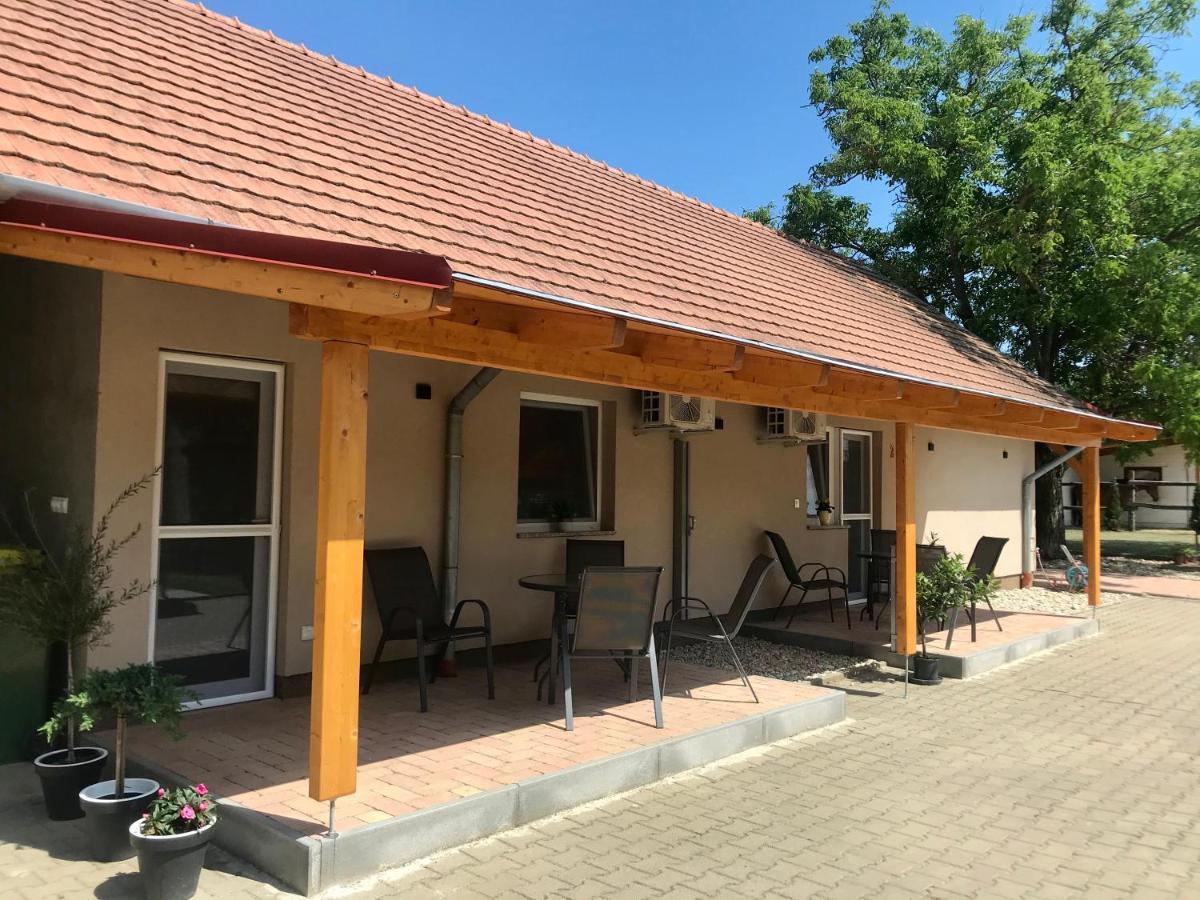 Lena Vendeghaz Hotel Balatonbereny Exterior photo